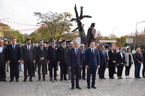 Kaymakamımız Sn. Adem KARATAŞ,İlçemiz Belediye başkanı Sn. Mehmet KIZILDAŞ ve İlçe protokolü 10 Kasım Atatürk’ü anma programına katılım sağladılar.