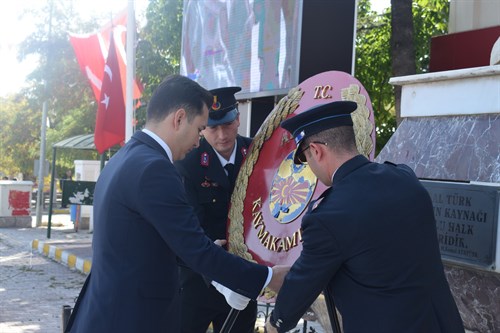 29 Ekim Cumhuriyet Bayramının 100. Yıldönümü münasebetiyle Nazım Hikmet Meydanı Atatürk Anıtı önünde çelenk sunma töreni gerçekleştirildi.