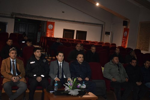 Kaymakamımız Sn.Adem KARATAŞ başkanlığında düzenlenen Okul Servis Şoförleri bilgilendirme semineri verildi.